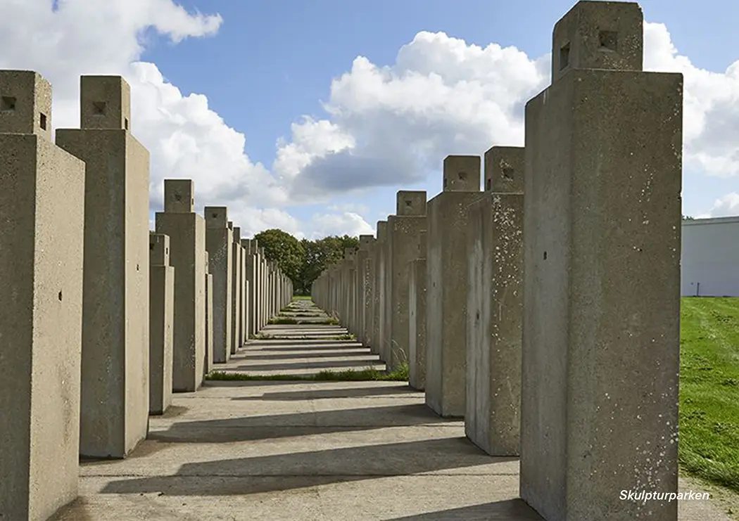 4.-om-hojhuset_skulpturpark.webp